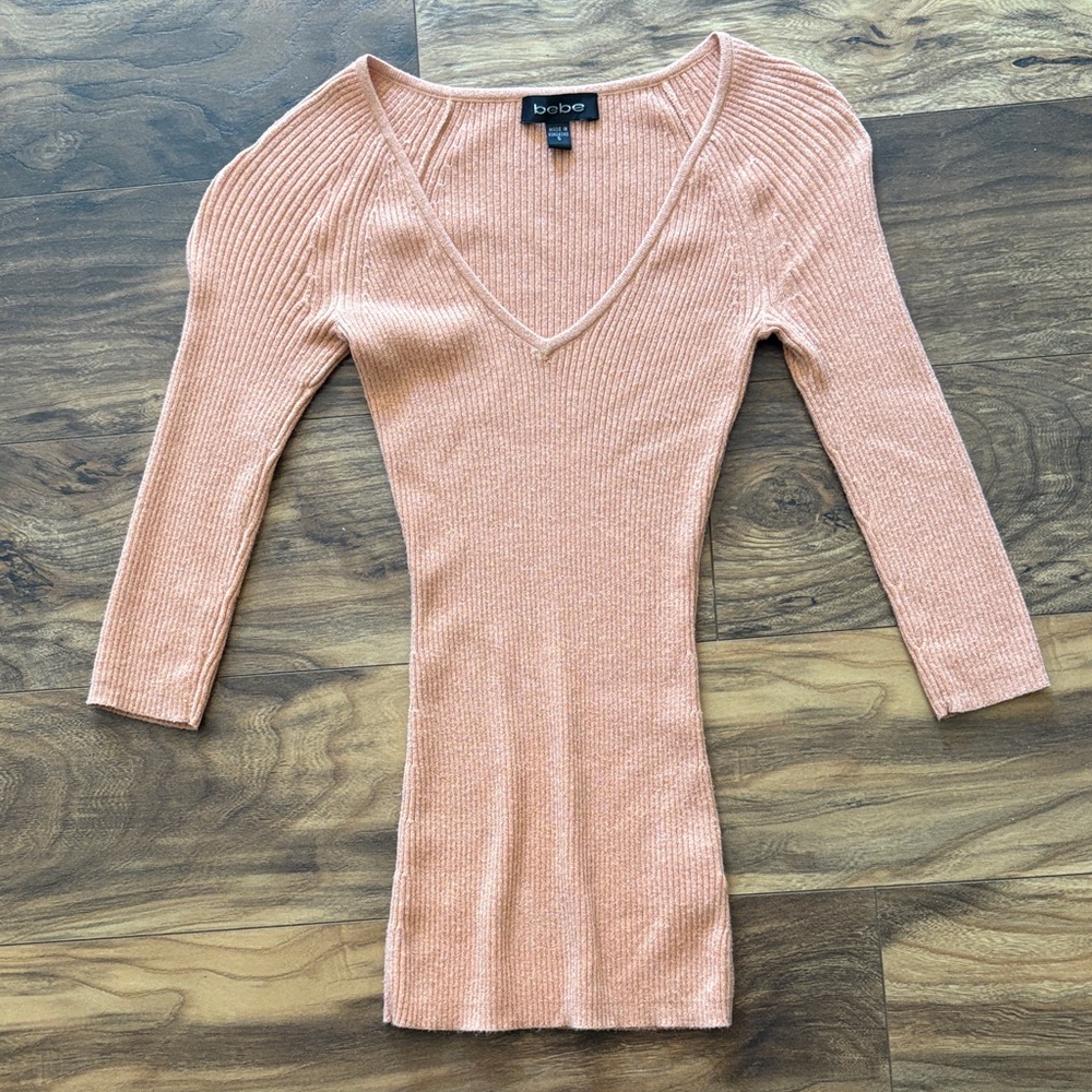 bebe Women's V-Neck Sweater in Peach